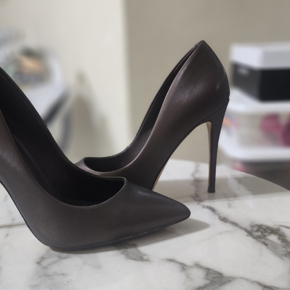 Heels - Picture 3 of 3